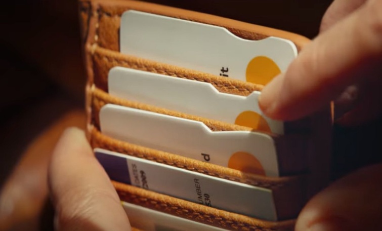 Touch Card funkcióval elátott bankkártyák egy pénztárcában.