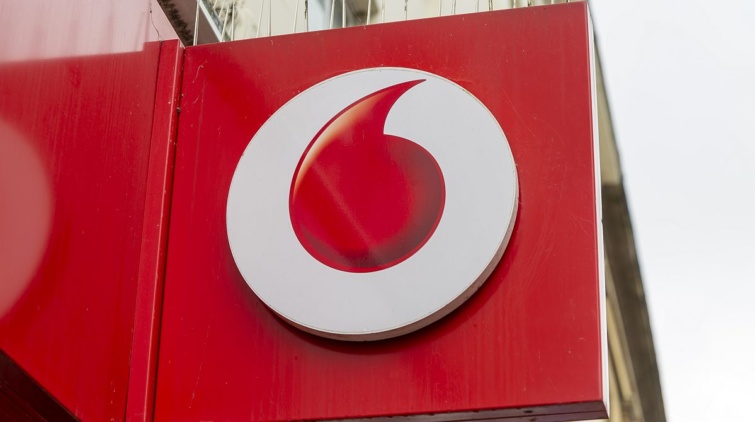 A Vodafone logója egy üzlet bejárata fölött.