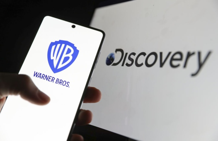 A Warner Bros. logója, háttérben a Discovery 