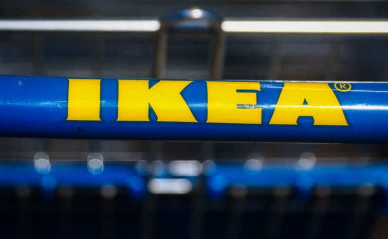 IKEA felirat egy bevásárlókocsin.