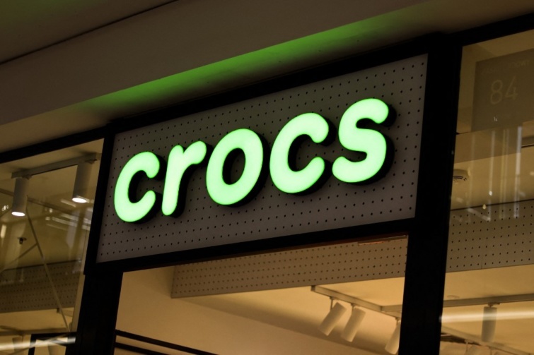 Egy Crocs lábbeliket értékesítő bolt