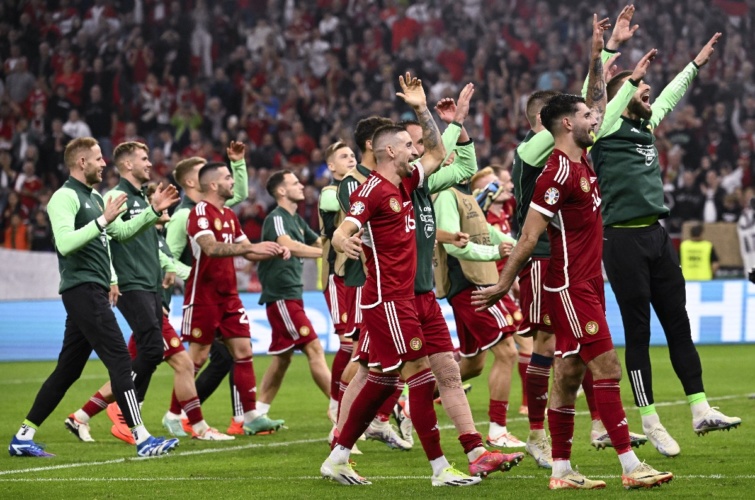 A magyar játékosok ünneplik győzelmüket a labdarúgó Európa-bajnoki selejtezők hetedik fordulójában, a G csoportban játszott Magyarország - Szerbia mérkőzés végén a Puskás Arénában 2023. október 14-én. A magyar válogatott 2-1-re győzött.