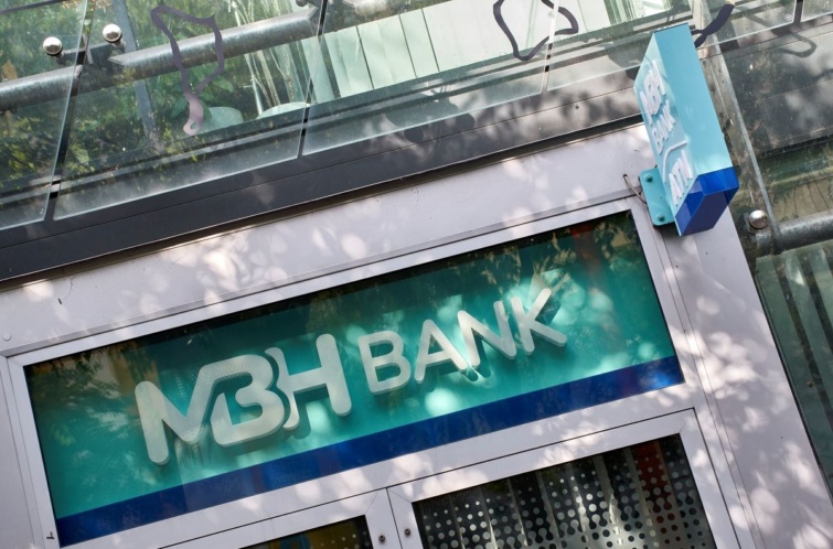 Az MBH Bank Nyrt. céglogója a bank székházának bejáratánál