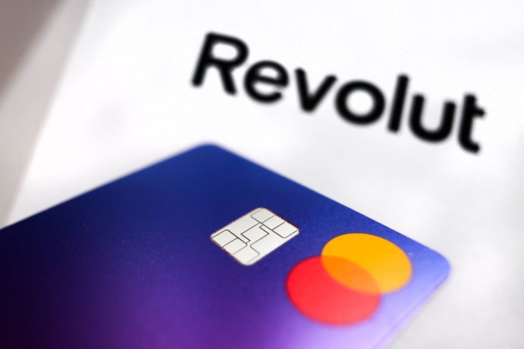 Revolut bankkártya és a vállalat logóka