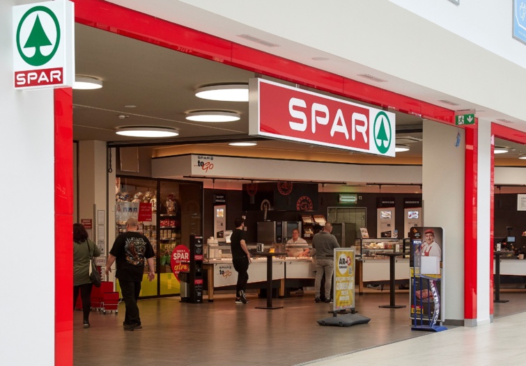 A hollandiai székhelyű SPAR nemzetközi élelmiszer-üzletlánc áruháza a Lurdy Házban, az 1998-ban megnyílt bevásárlóközpont és irodaházban, a főváros IX. kerületében, a Könyves Kálmán körúton.