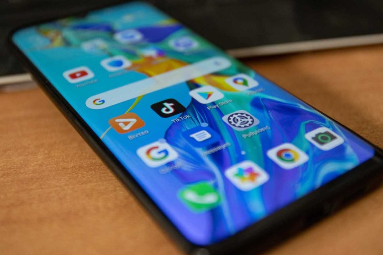 Telefon kijelző Startlap Vásárlás Egy Android rendszerű telefon kijelzője a telepített alkalmazásokkal