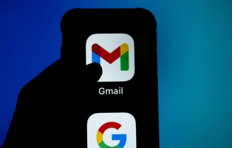A Gmail logója egy telefonon