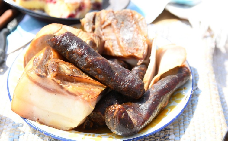 Aratóreggeli egy tányéron a kézi kaszás aratóbemutató és -versenyen Törökszentmiklóson 2022. július 2-án.