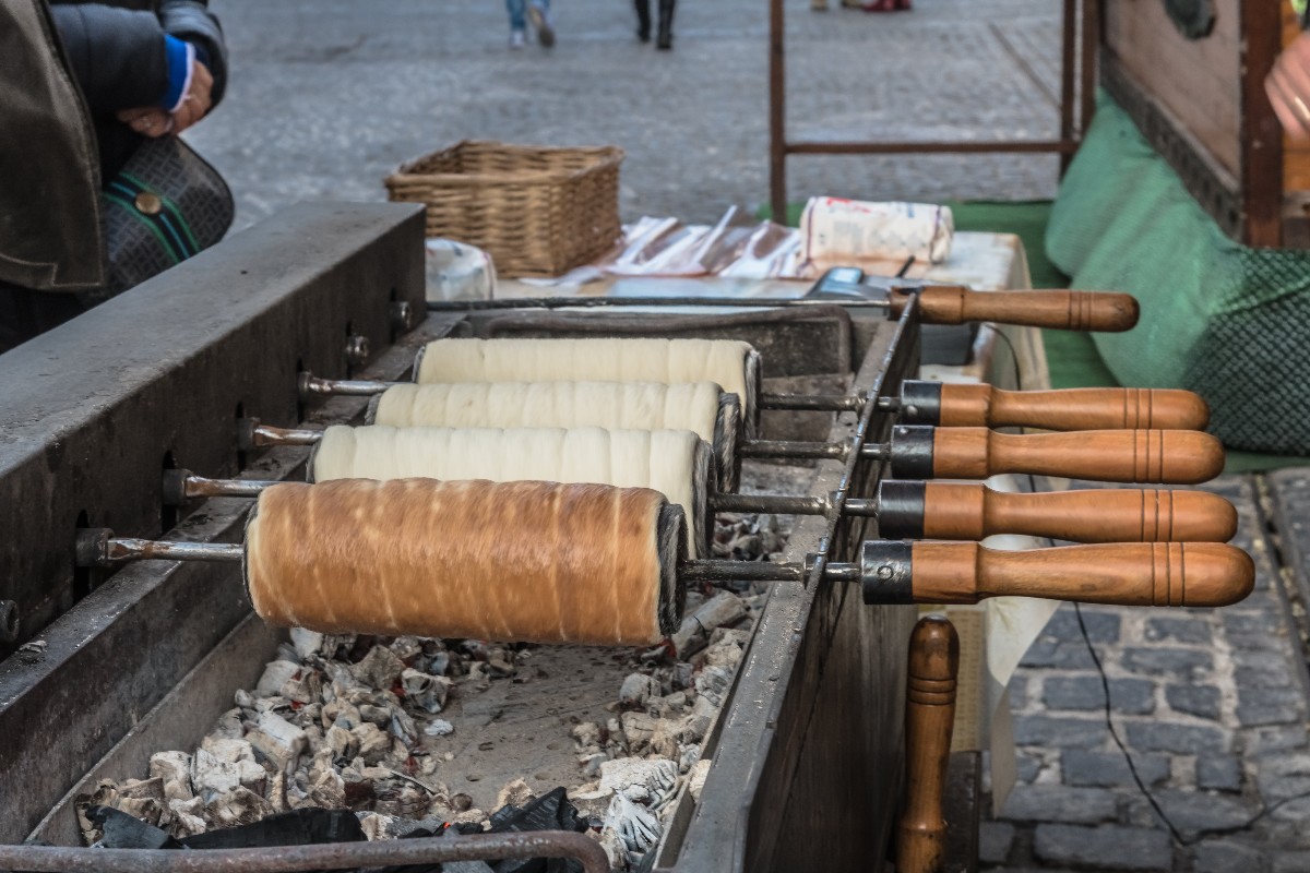 Készülő kürtõs kalács egy utcai árus standján Szentendrén