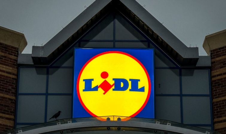 Lidl logó egy Lidl-üzlet épületén.