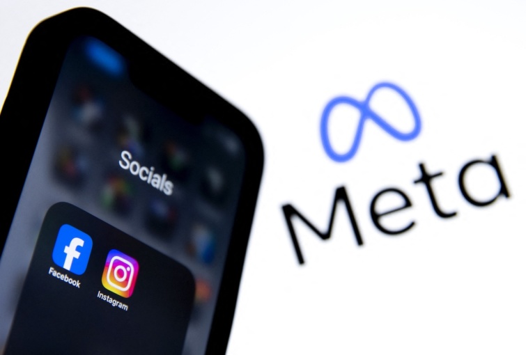 Telefonon a Meta alkalmazásai, a Facebook és Instagram
