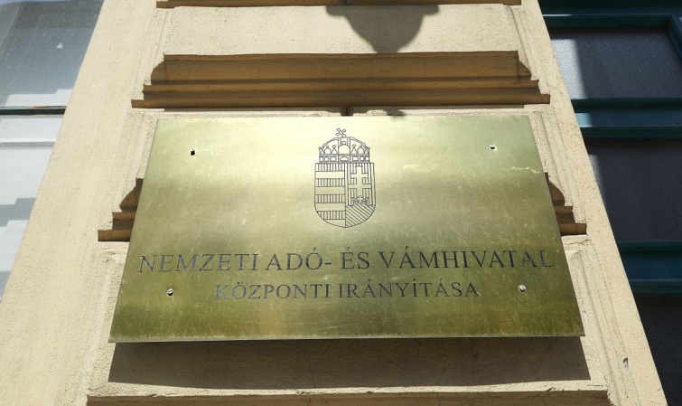 Cégtábla a Nemzeti Adó- és Vámhivatal (NAV) Központi irányításának helyet adó épületen a főváros V. kerületében, a Széchenyi utcában.