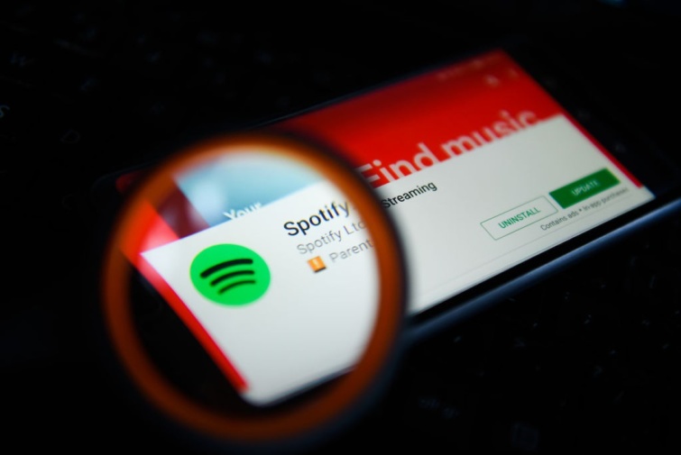 A Spotify logója egy mobiltelefon kijelzőjén