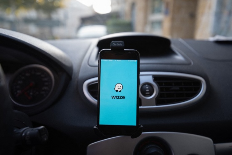A Waze logója egy telefon képernyőjjén