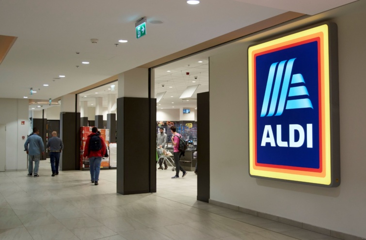 Az ALDI kereskedelmi üzletlánc szupermarketének bejárata a Lurdy Házban
