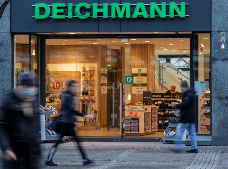 Járókelők a Deichmann egyik üzlete előtt