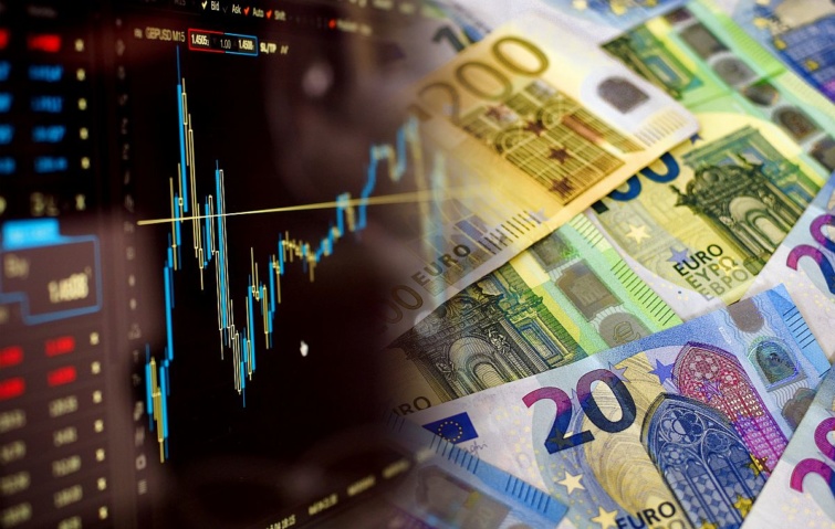 Euró-árfolyam grafikonnal bankjegyekkel.