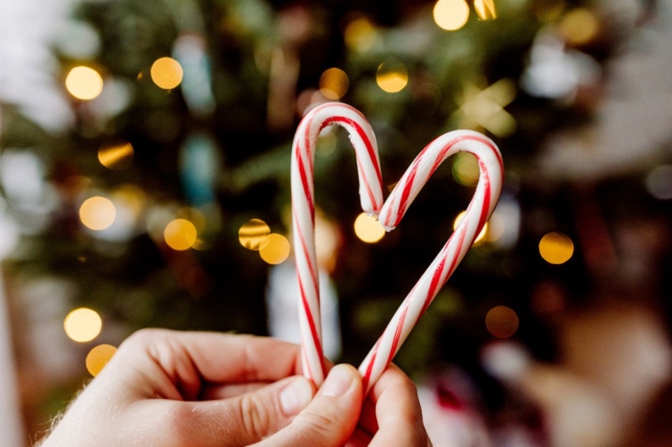 Két nyalóka kiad egy szívet