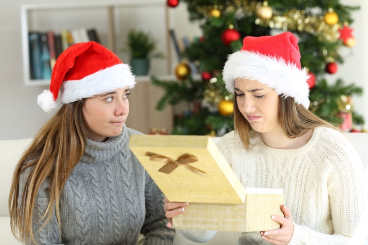Két lány kibontja a karácsonyi ajándékot