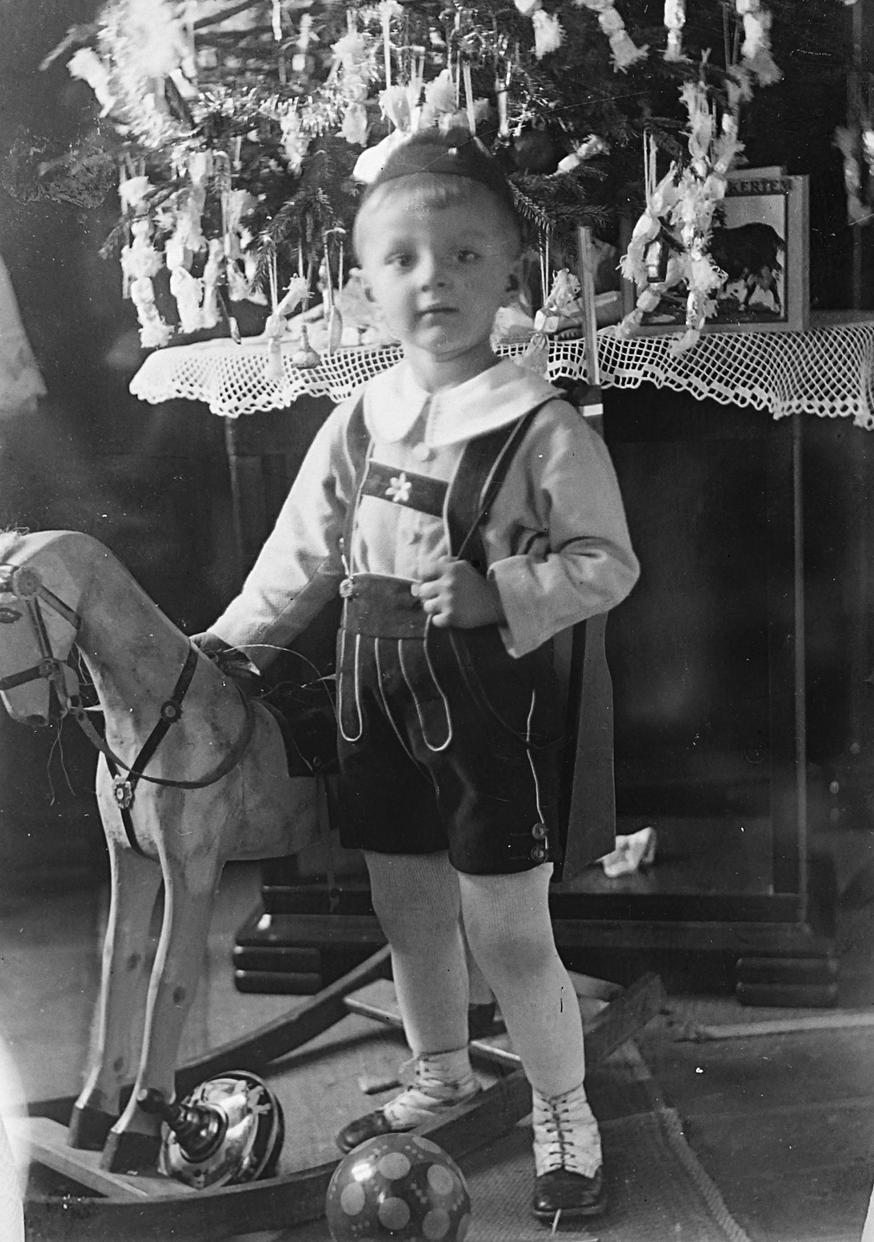 Hintalónak, búgócsigának, pöttyös labdának is örülhetett ez a kisfiú 1929-ben.