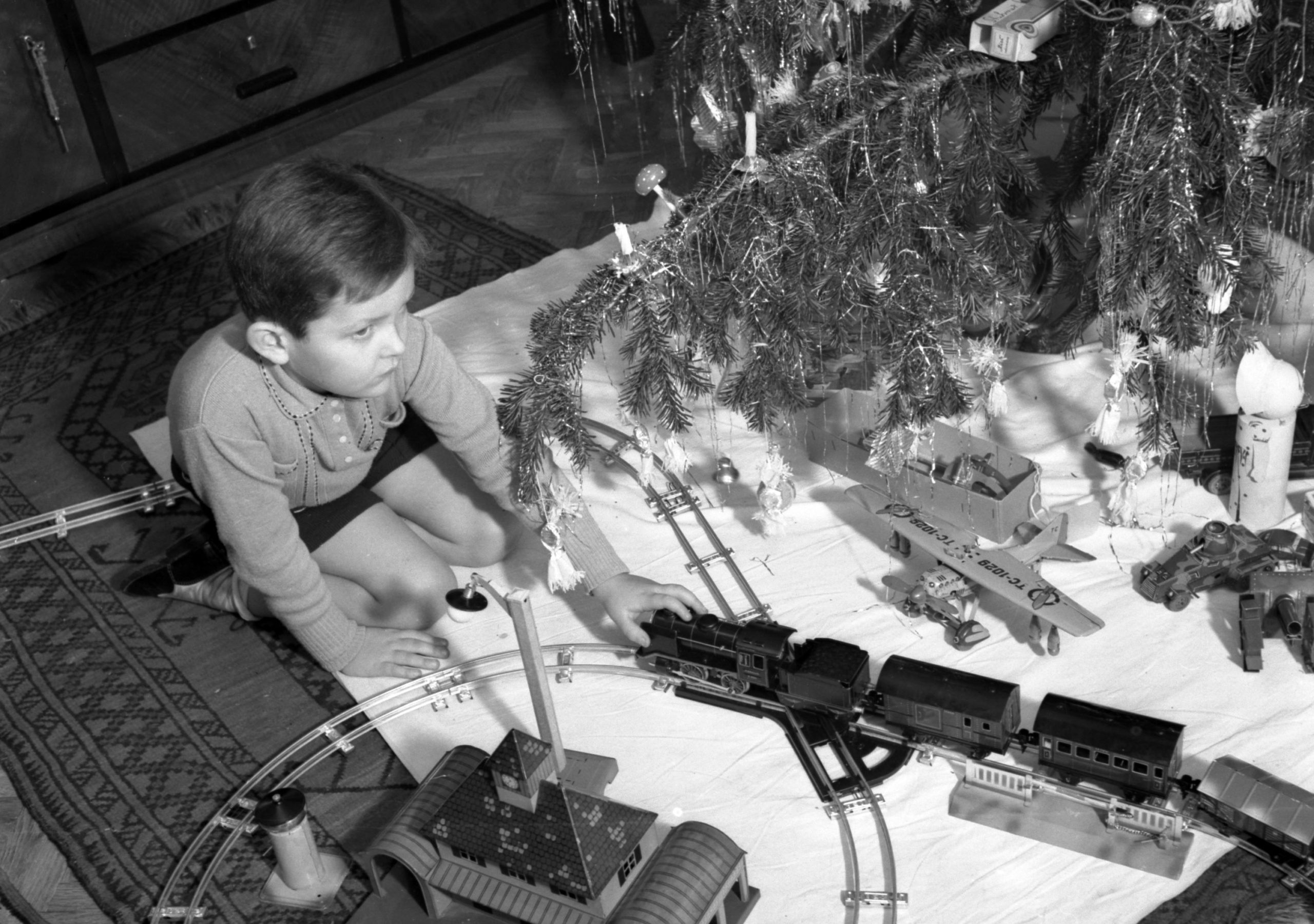 Kisvasúttal is játszhatott már ez a kisfiú 1942 karácsonyán.
