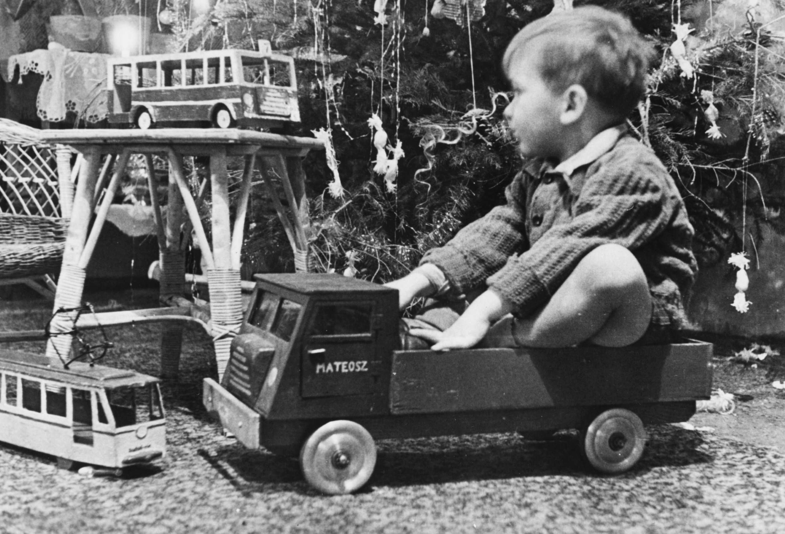 1952 karácsonyán készült a felvétel a teherautóban csücsülő kisfiúról.