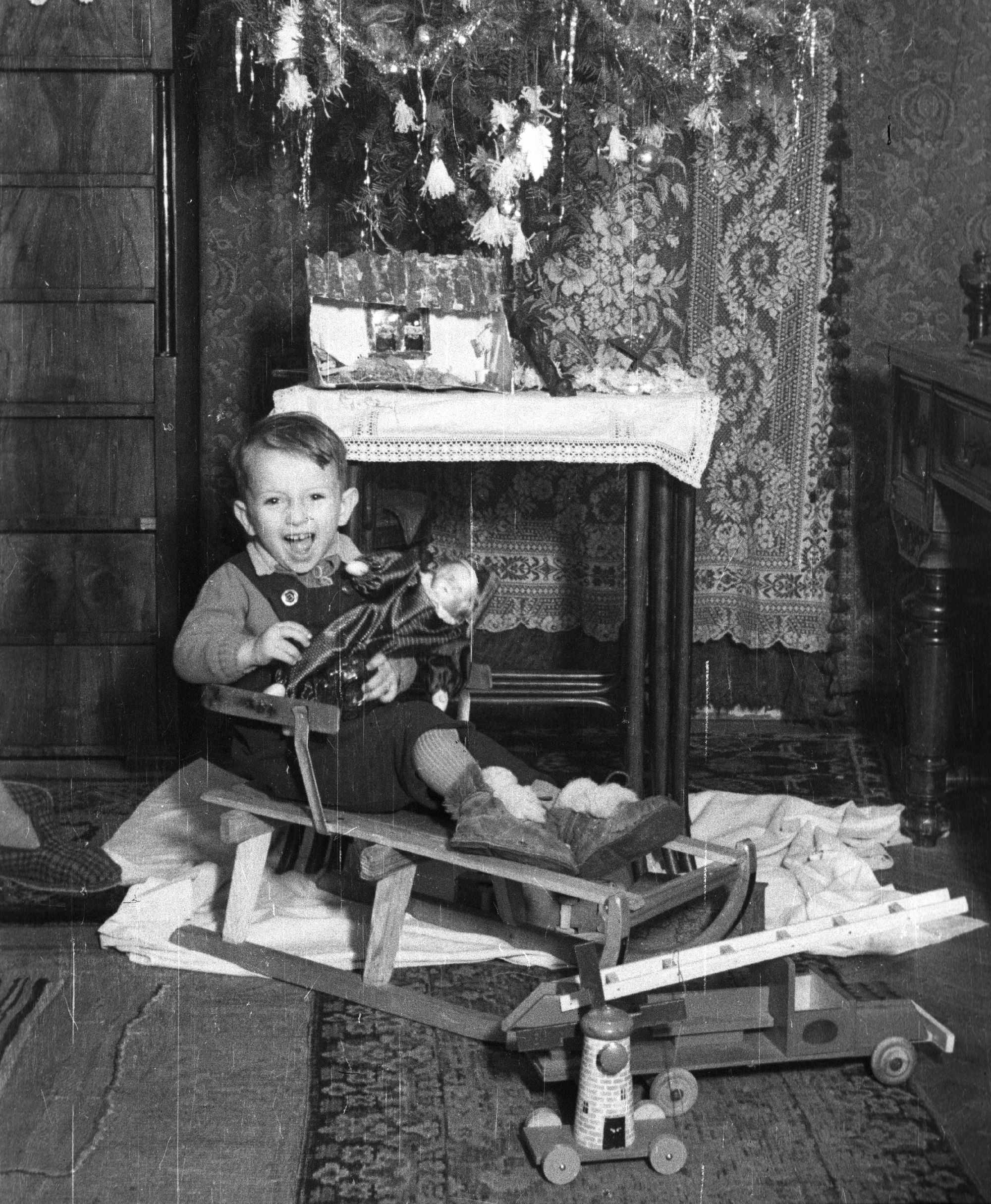 1953 karácsonyán örült ennyire ez a kisfiú a szánkónak is.