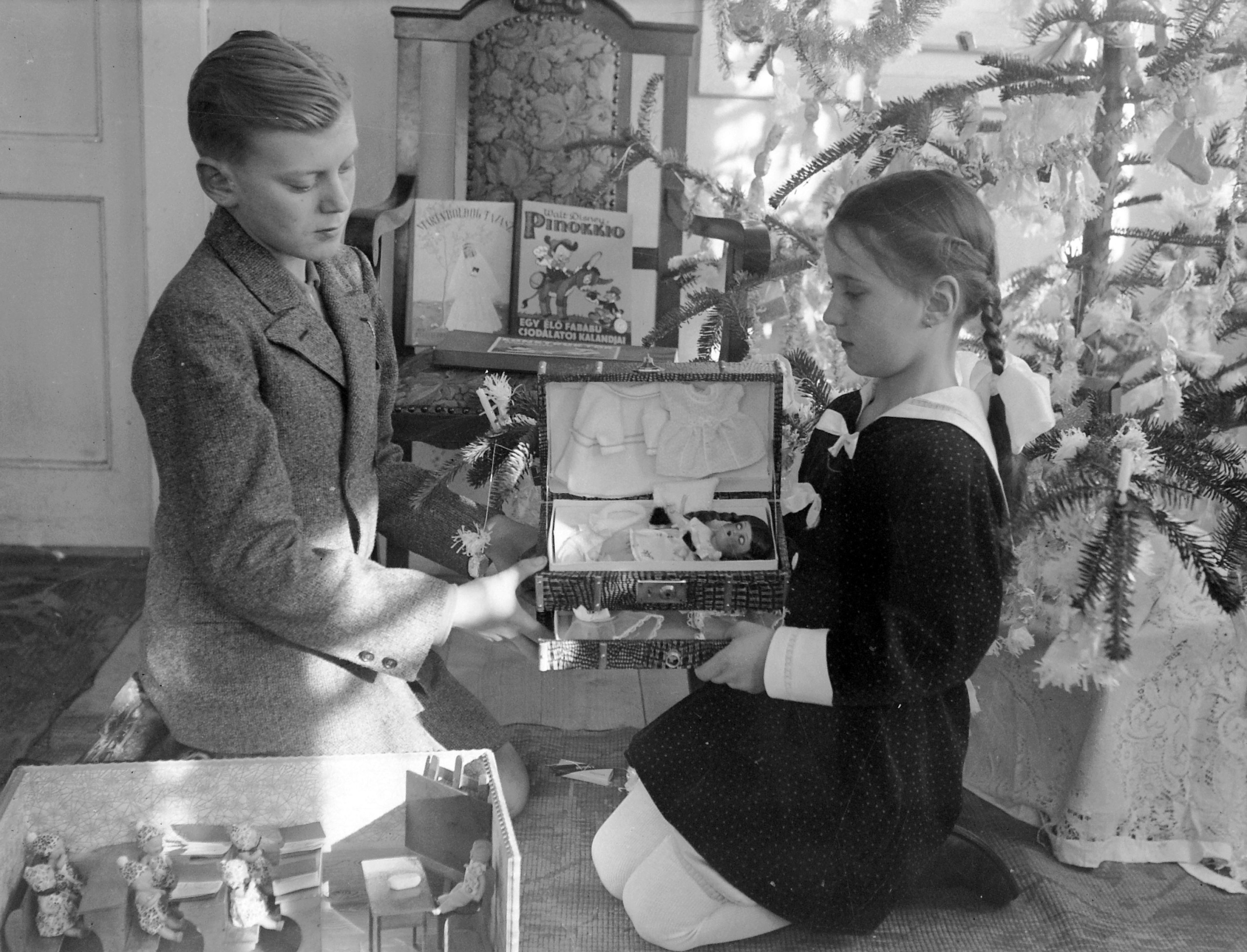 Karácsonyi ajándékok 1941-ben. Fotó: Fortepan / Fortepan