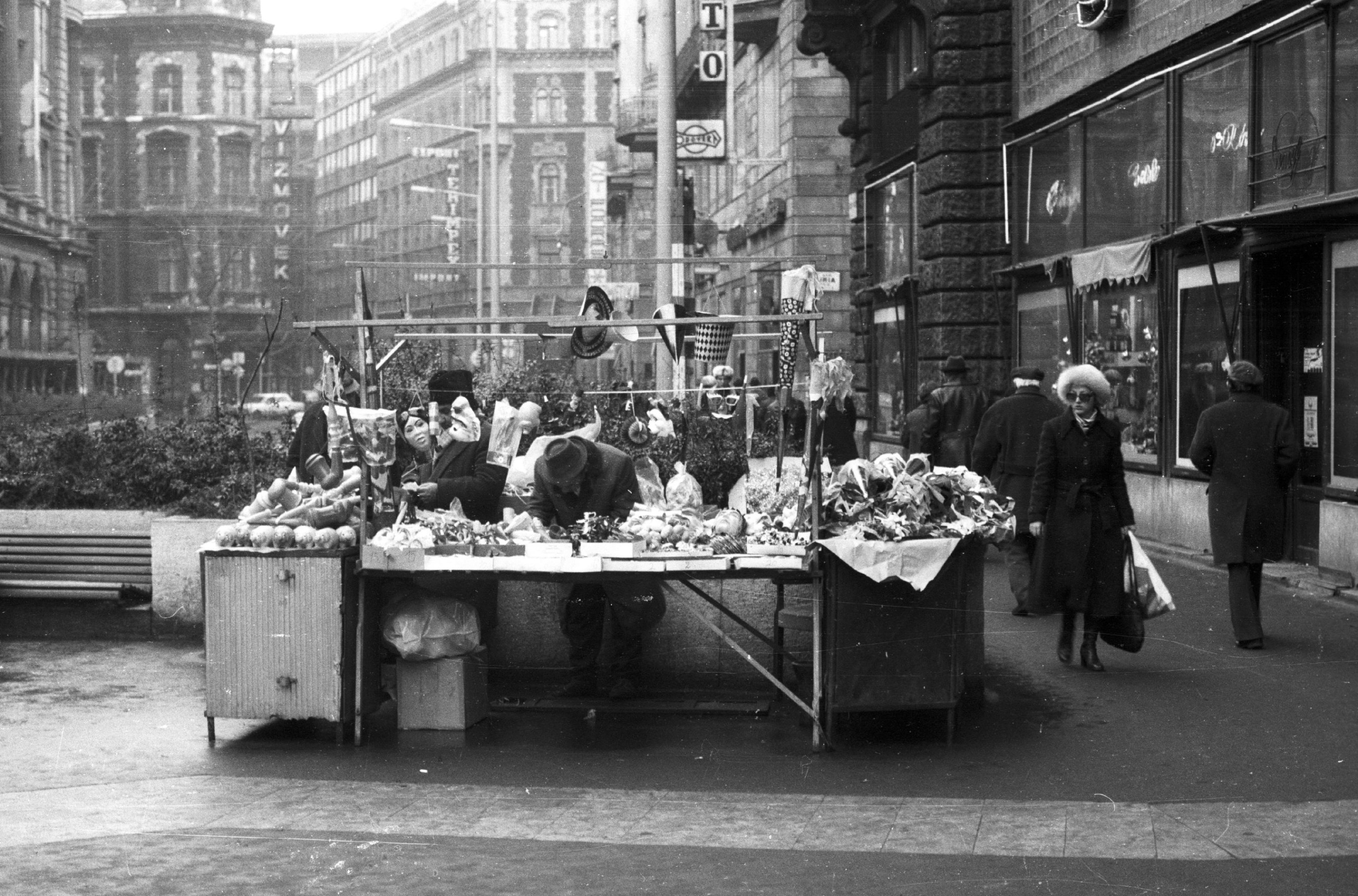 Szilveszteri kellékeket árusító stand a budapesti Ferenciek terén.