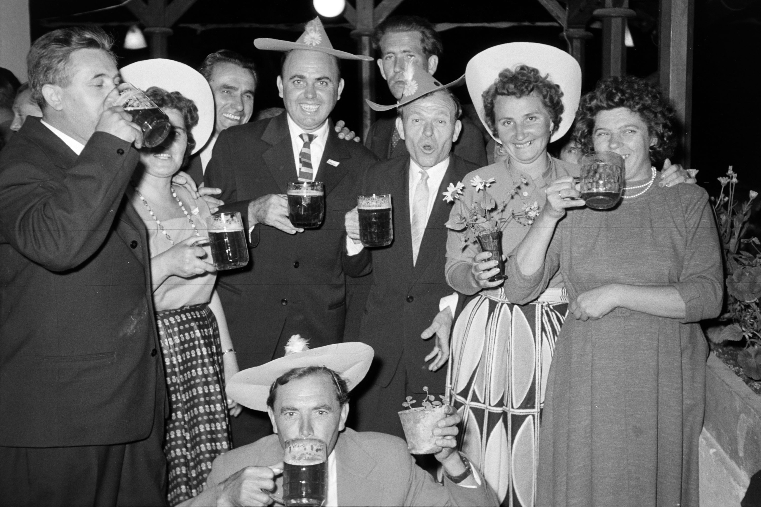 Szilveszteri sörözés 1961-ben.
