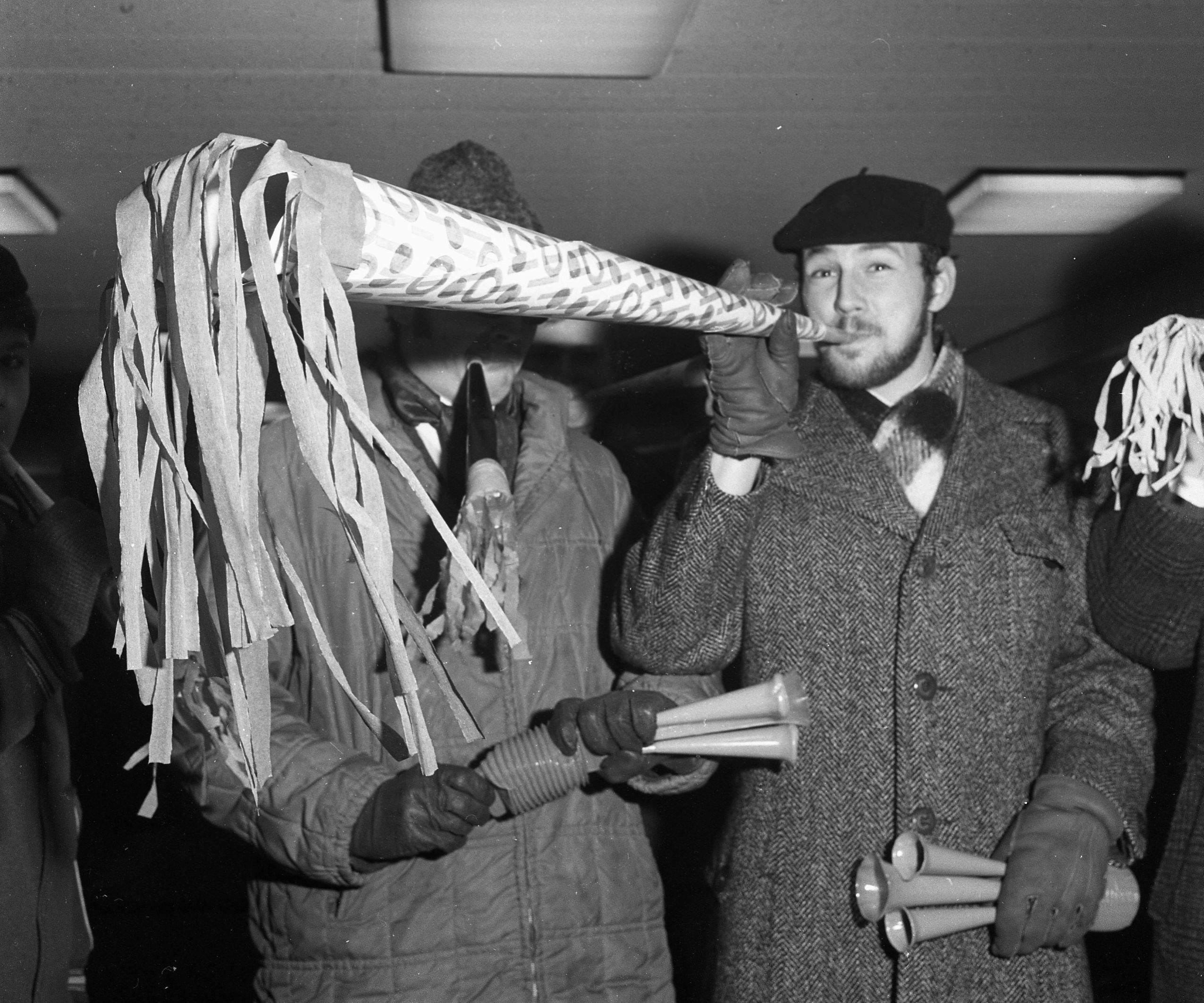 Szilveszterezők Budapesten, a Blaha Lujza téri aluljáróban. 1968.