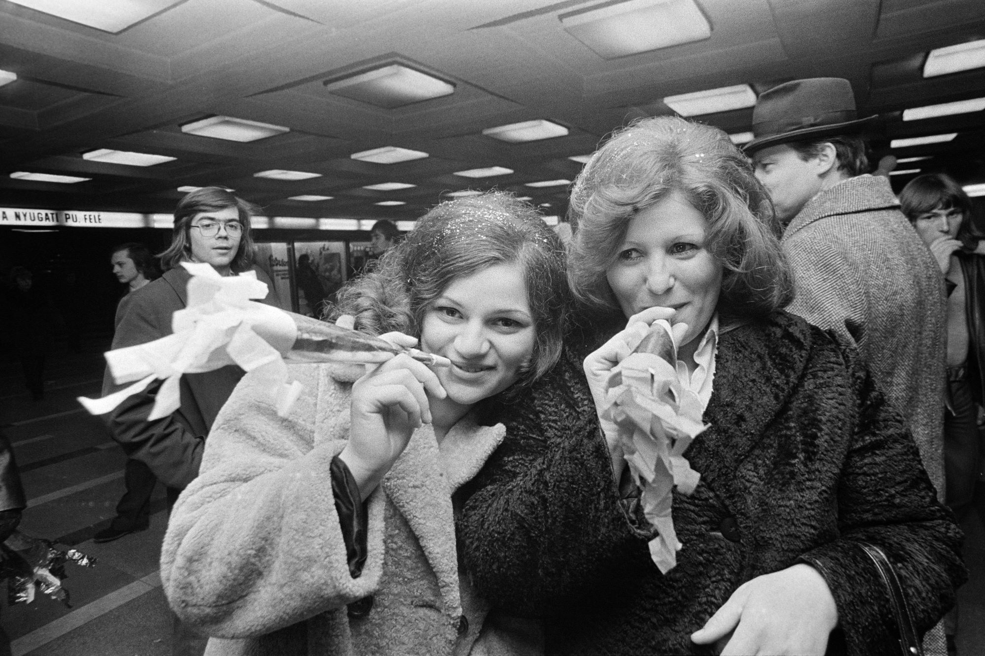 Szilveszterezők a Blaha Lujza téri aluljáróban, 1977.