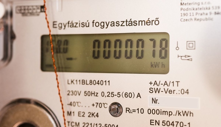 Az MVM (Magyar Villamos Művek) által egy újonnan felszerelt lakossági egyfázisú elektromosáram felhasználását mérő digitális mérőóra számlapja.