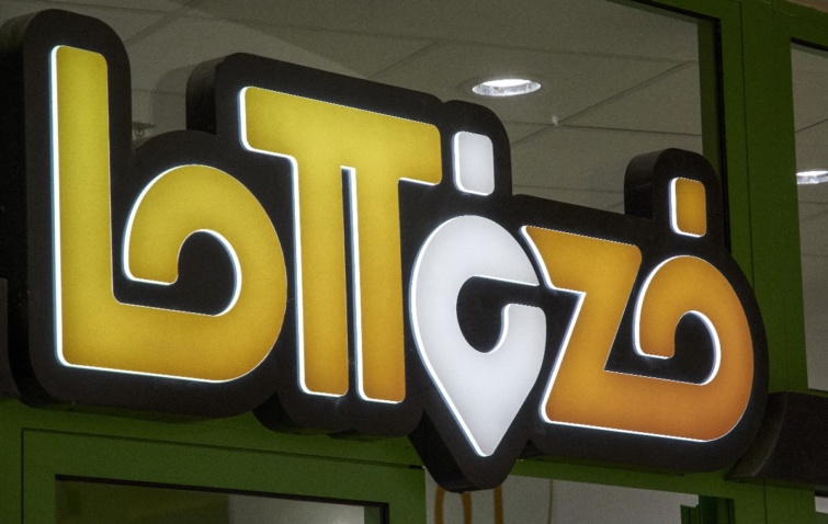 lottozofeliratuzlet Startlap Vásárlás A Szerencsejáték Zrt. állami tulajdonban lévõ, budapesti központtal mûködõ gazdasági társaság lottózó üzletének világító logója a Lurdy Házban