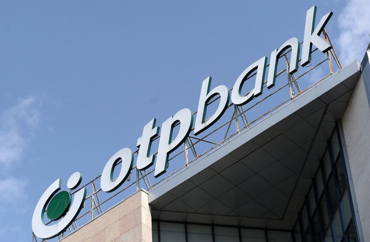 Az OTP Bank felirata az OTP Bank Románia bukaresti székházán 2014. július 31-én.