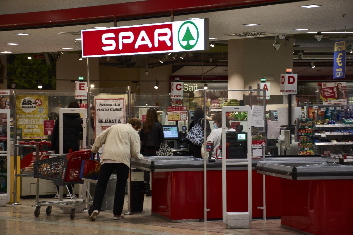 A SPAR élelmiszer-üzletlánc áruháza a budapesti Sugár Üzletközpont földszintjén.