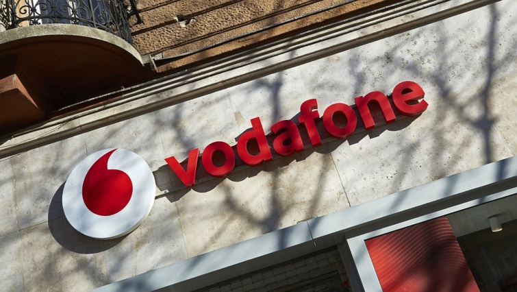 Cégfelirata a Vodafone Group Plc., a világ legnagyobb távközlési szolgáltatója magyarországi leányvállalata fővárosi Erzsébet körúti üzlete felett.