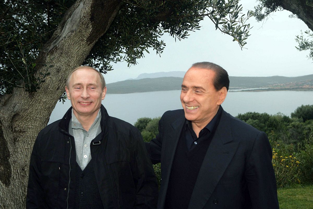 Silvio Berlusconi és Vlagyimir Putyin a Villa Certosa kertjében.