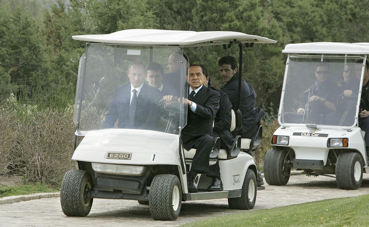 Silvio Berlusconi és Vlagyimir Putyin a Villa Certosa kertjében.