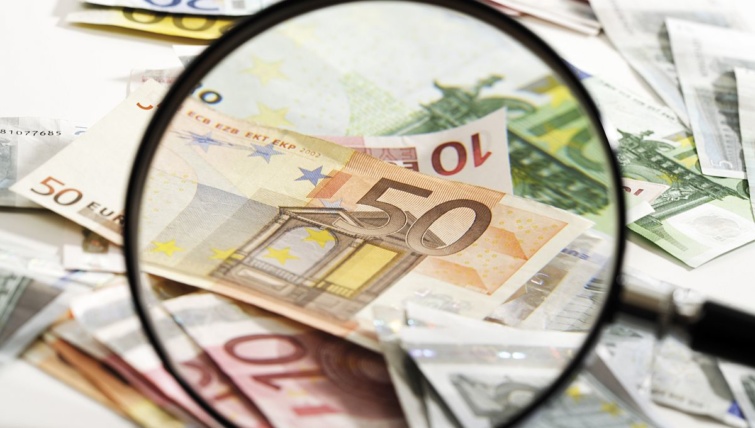 Euró bankjegyek nagyító alatt.