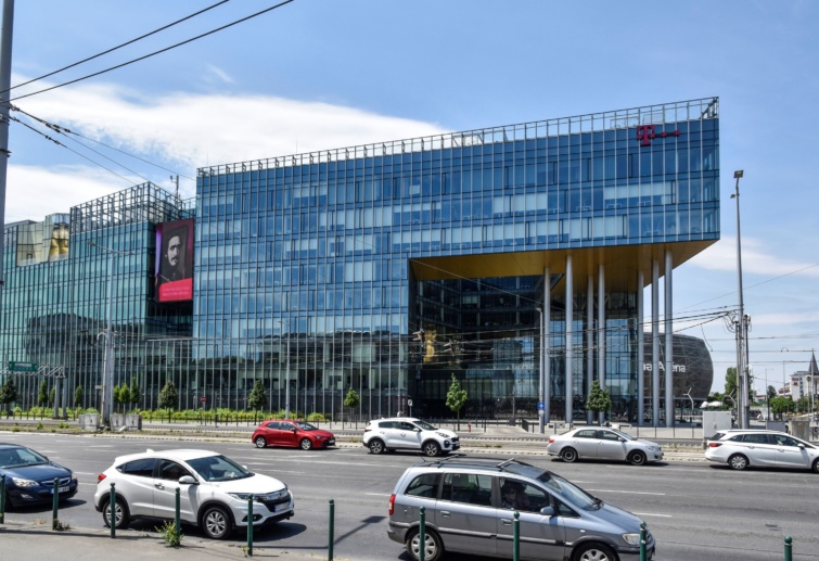 A 2018-ban átadott Magyar Telekom és T-Systems 58 ezer négyzetméter alapterületű székháza a főváros IX. kerületében, a Könyves Kálmán körút és Üllői út találkozásánál. 