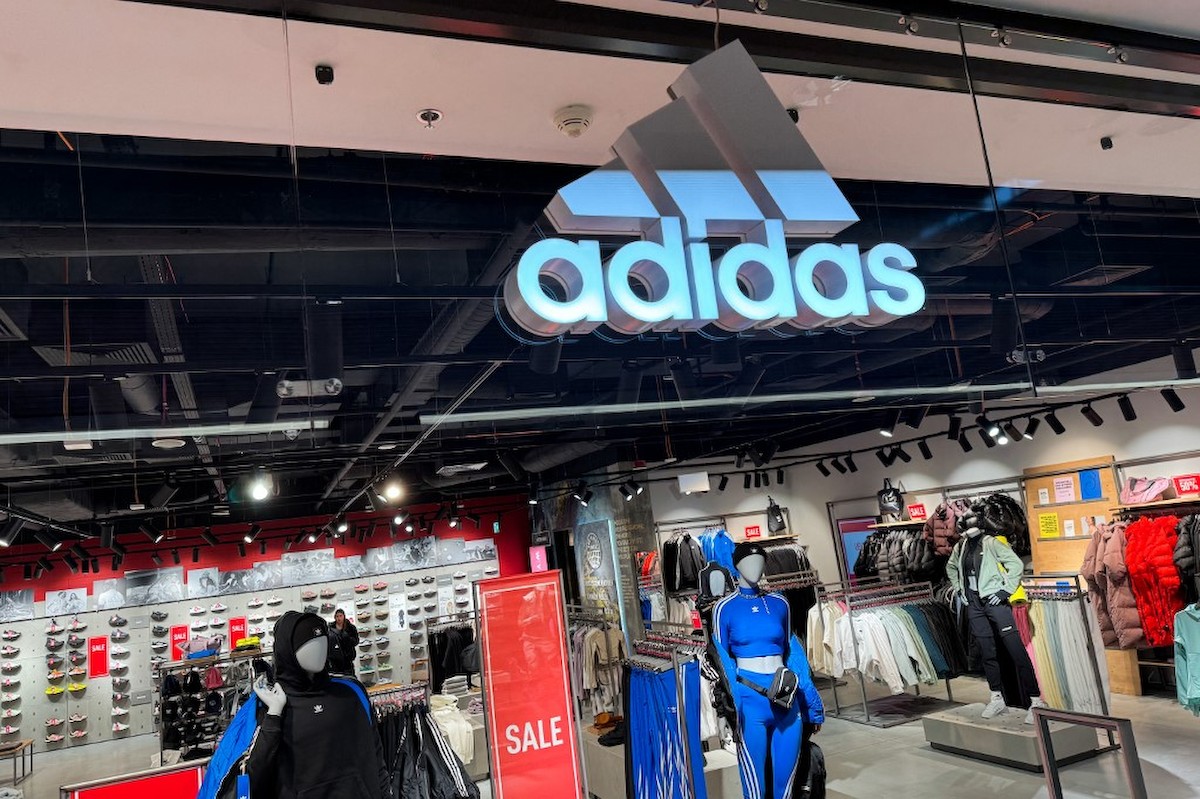 Egy Adidas üzlet bejárata