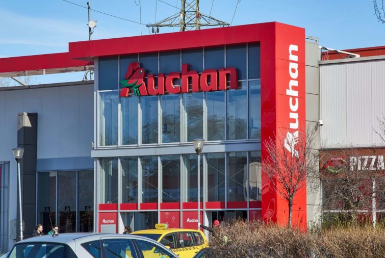 Az Auchan francia nemzetközi kiskereskedelmi csoport és multinacionális vállalat Auchan Újhegy áruháza a 2006 novemberében közel négy hektáros területen, 14 ezer négyzetméteren megnyitott Újhegy Bevásárlóudvarban, a Gyömrői útnál. A létesítmény központi részén 6 ezer négyzetmétert foglal el az Auchan superstore.