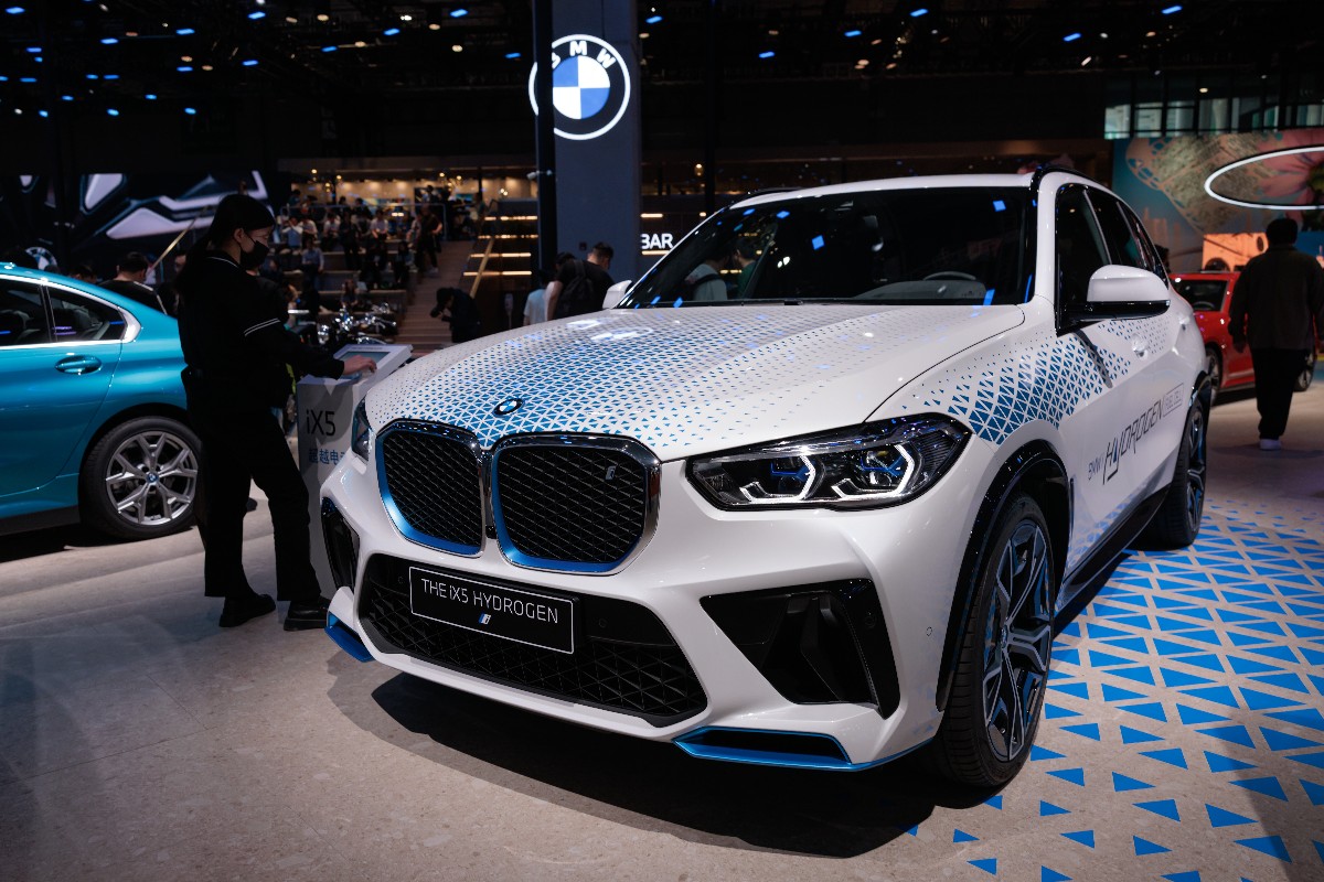 Bemutatják az BMW iX5 hidrogénüzemû autóját a 20. Sanghaji Nemzetközi Autóipari Kiállítás második sajtónapján, 2023. április 19-én.