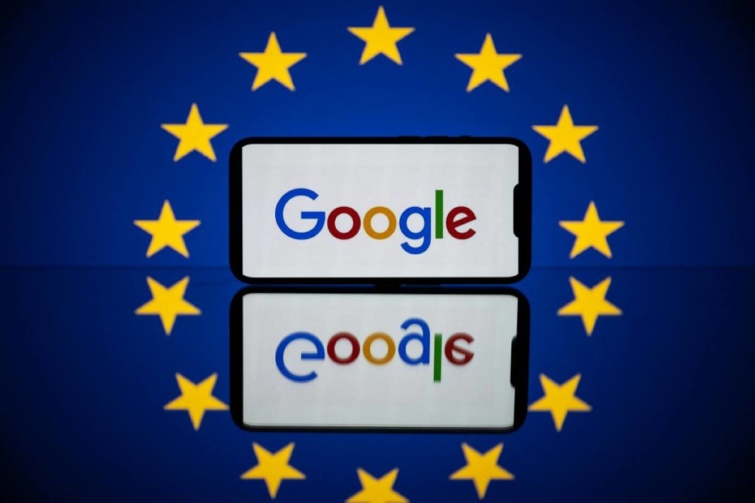A Google felirat az EU-zászló közepén