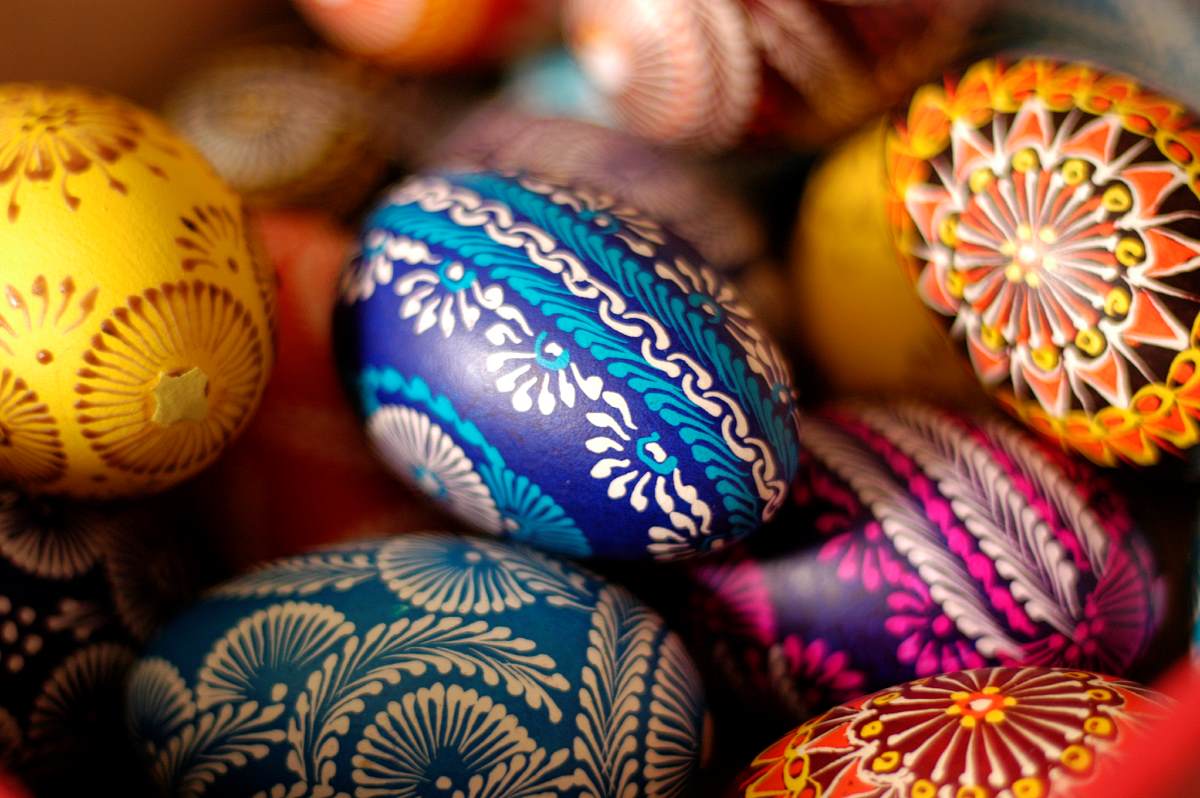 Díszes húsvéti tojások egy kosárban