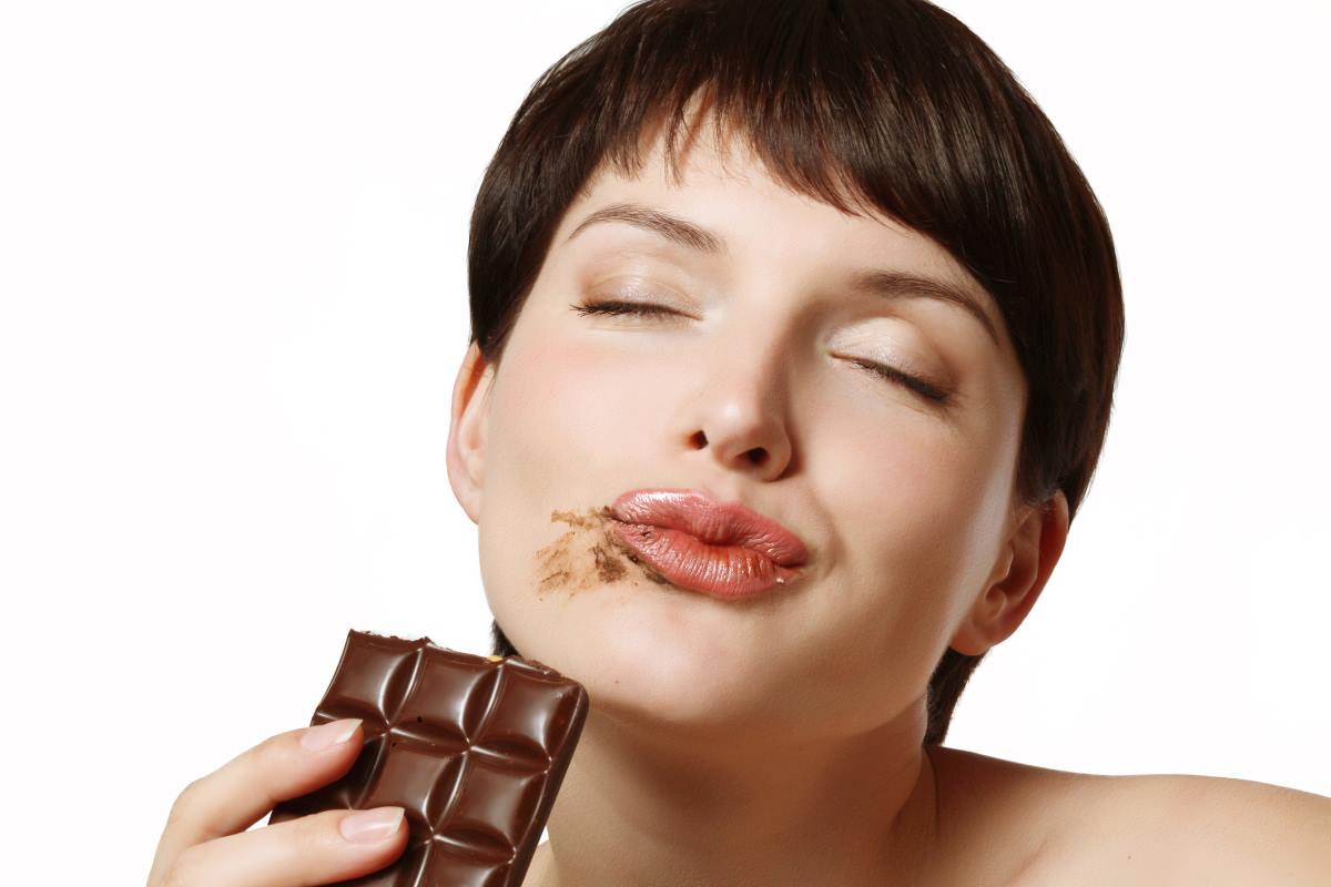 Csokoládét eszik egy nő