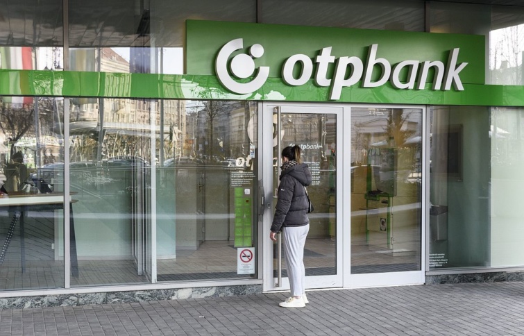 Egy ügyfél megy be az OTP Bank belvárosi fiókjába, a főváros VIII. kerületében, a Kálvin téren lévő Kálvin Square irodaházban.