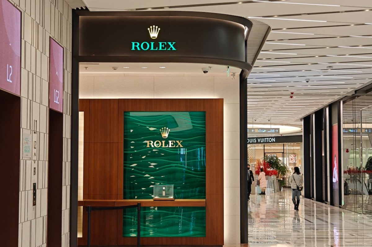 Egy Rolex luxusóra szaküzlet kirakata