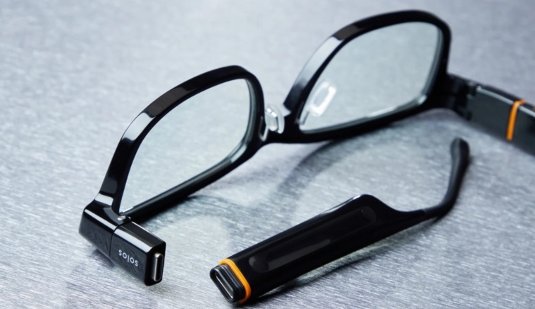 A Solos okosszemüvege fekete keretes változatban.